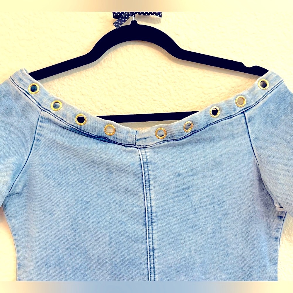 BEBE Off-Shoulder Denim Bodycon Dress – Grommet Detail – Size 6‎ - Picture 3 of 11